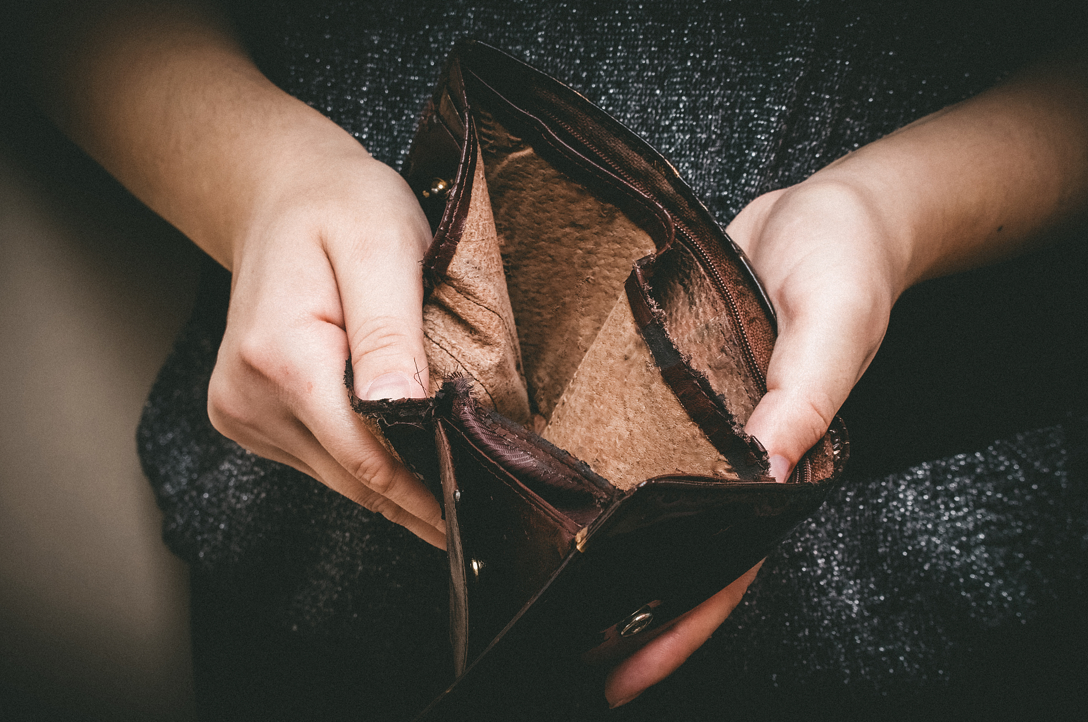 女子银行买基金，花110万亏近50万！法院判银行赔30万，只因她做了这件事