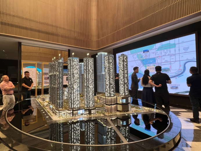 楼市新政刷屏！“连夜转定金 一大早订房”