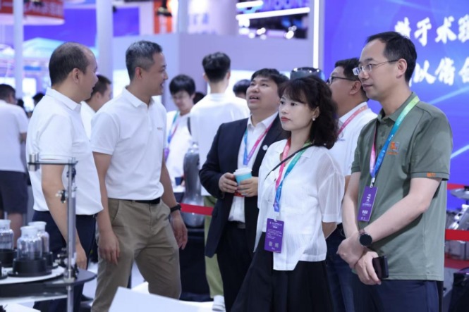 周末沸腾！机器人“全明星阵容”大聚会，百家上市公司参展，王兴兴：上市是宇树的高考__周末沸腾！机器人“全明星阵容”大聚会，百家上市公司参展，王兴兴：上市是宇树的高考