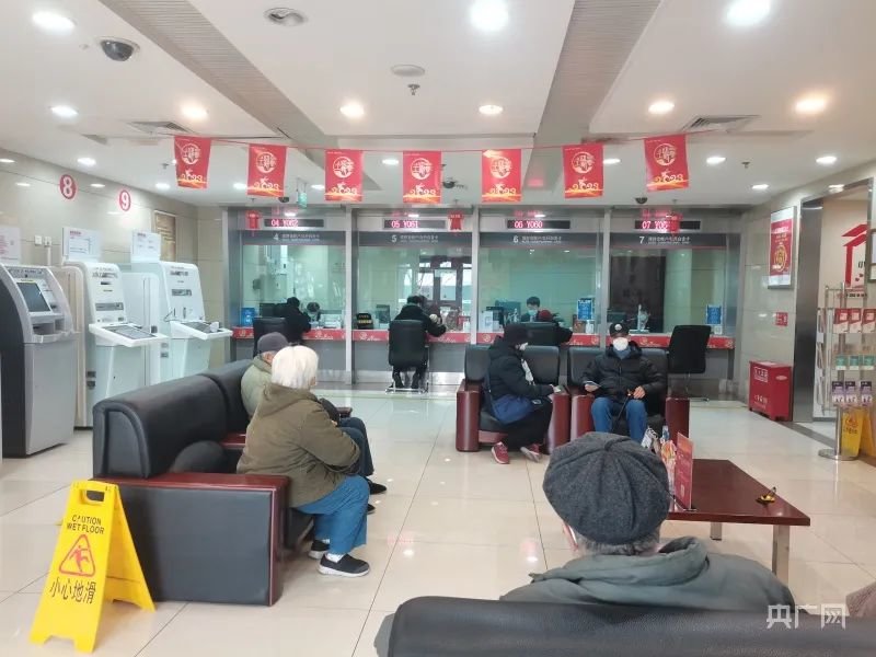 办业务遭遇“工作人员提前20分钟下班，5个窗口仅开放1个”？建行回应