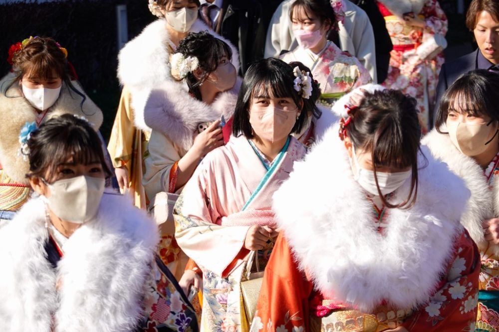 这是1月9日在日本横滨拍摄的参加成人礼仪式的青年女子。图片来源：新华社