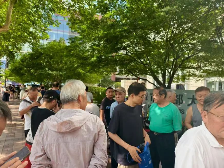 人声鼎沸！“马路股市沙龙”又火了 有老股民全仓券商股！“等了10个月 终于大赚了！”__人声鼎沸！“马路股市沙龙”又火了 有老股民全仓券商股！“等了10个月 终于大赚了！”