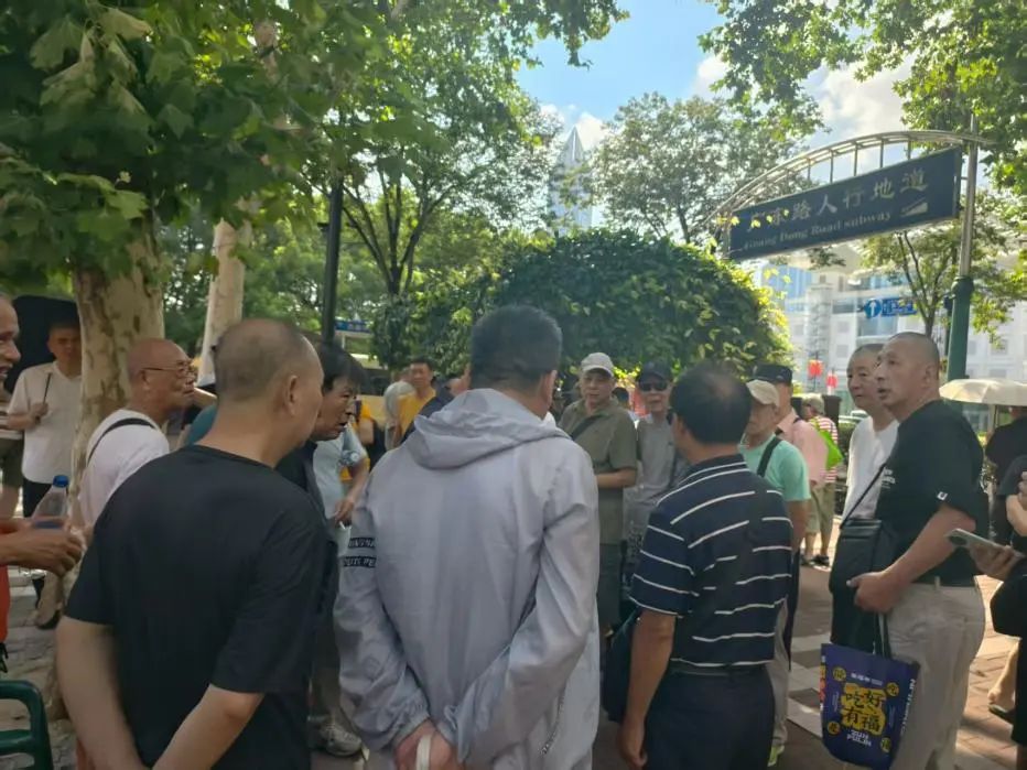 _人声鼎沸！“马路股市沙龙”又火了 有老股民全仓券商股！“等了10个月 终于大赚了！”_人声鼎沸！“马路股市沙龙”又火了 有老股民全仓券商股！“等了10个月 终于大赚了！”