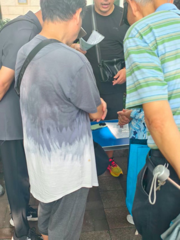 _人声鼎沸！“马路股市沙龙”又火了 有老股民全仓券商股！“等了10个月 终于大赚了！”_人声鼎沸！“马路股市沙龙”又火了 有老股民全仓券商股！“等了10个月 终于大赚了！”