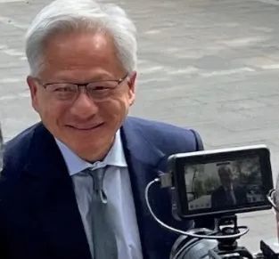 _黄仁勋48小时内接连到访北京上海，释放了什么信号？_黄仁勋48小时内接连到访北京上海，释放了什么信号？