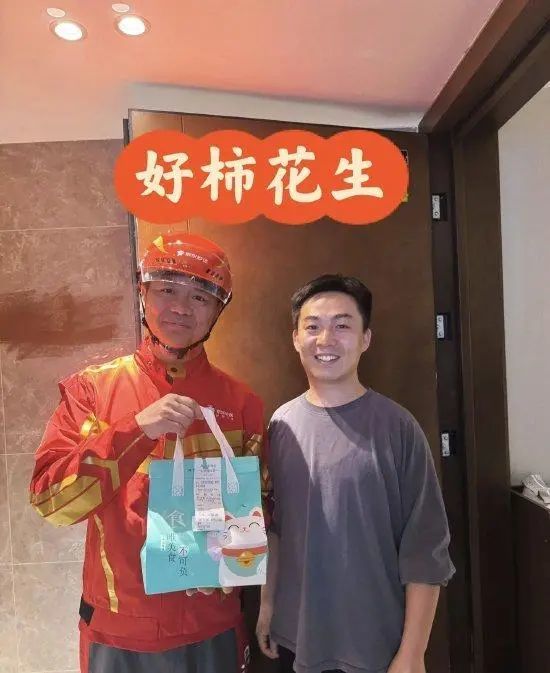 刘强东送出第一单外卖，客户：这是“千亿大佬”的服务