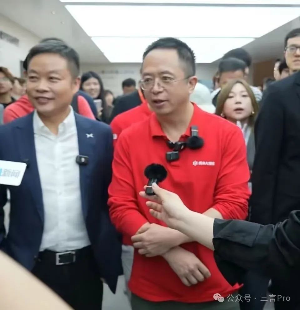 _雷军回应偷窥周鸿祎_雷军和周鸿祎谁有钱