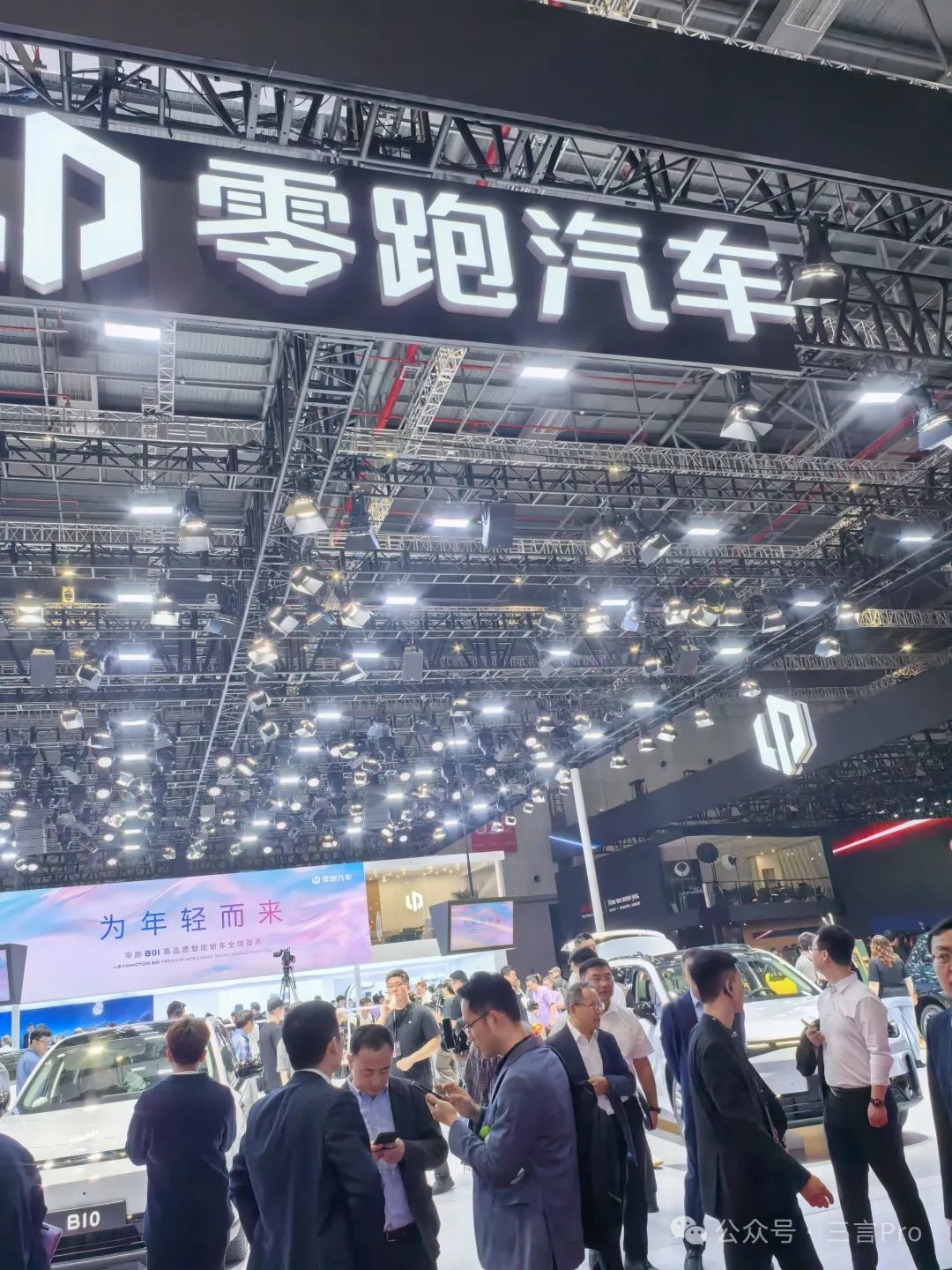 雷军回应偷窥周鸿祎_雷军和周鸿祎谁有钱_