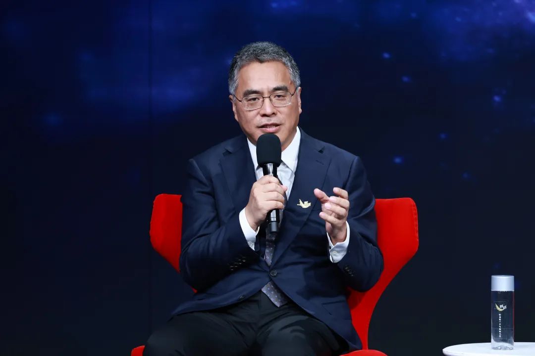 _对世界人类巨大贡献奖_人形机器人和无人机
