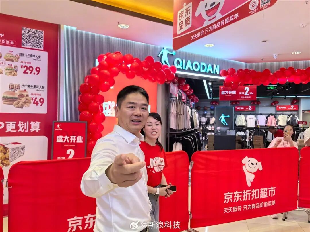 _刘强东回老家宿迁 现身大排档与路人搂肩合影 网友：东哥真给面子 排场满满_刘强东回老家宿迁 现身大排档与路人搂肩合影 网友：东哥真给面子 排场满满