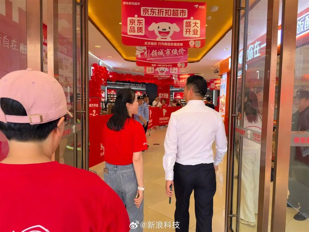 刘强东回老家宿迁 现身大排档与路人搂肩合影 网友：东哥真给面子 排场满满_刘强东回老家宿迁 现身大排档与路人搂肩合影 网友：东哥真给面子 排场满满_