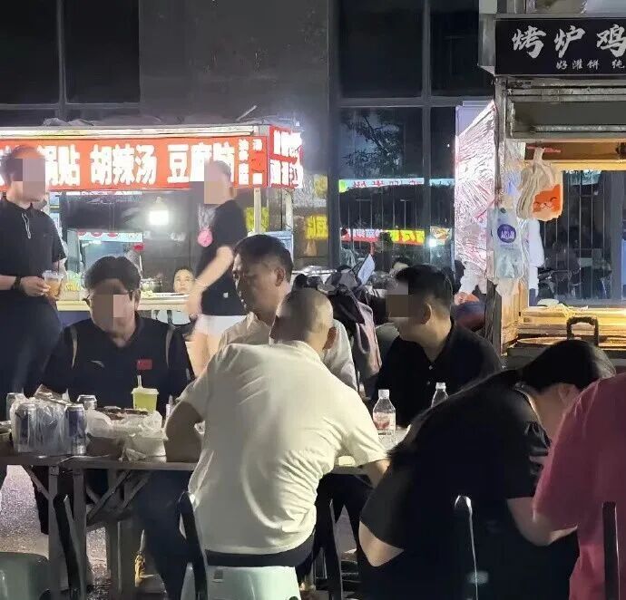 刘强东回老家宿迁 现身大排档与路人搂肩合影 网友：东哥真给面子 排场满满__刘强东回老家宿迁 现身大排档与路人搂肩合影 网友：东哥真给面子 排场满满