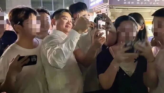 刘强东回老家宿迁 现身大排档与路人搂肩合影 网友：东哥真给面子 排场满满_刘强东回老家宿迁 现身大排档与路人搂肩合影 网友：东哥真给面子 排场满满_